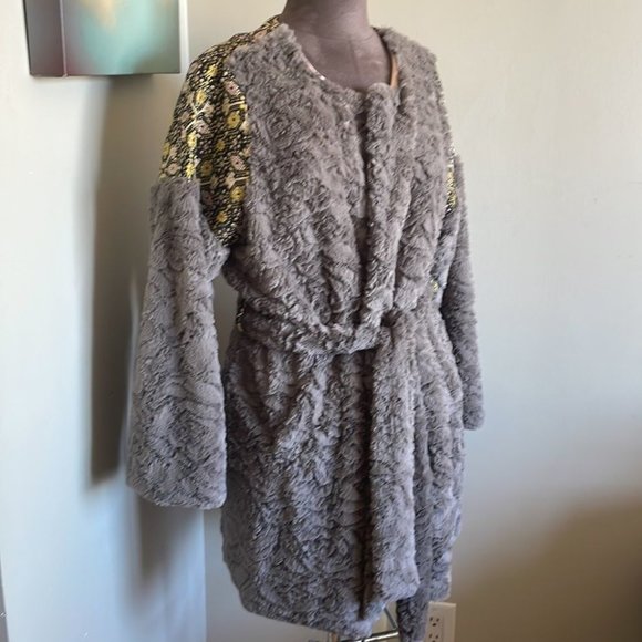 Soft Grey sweater jacket w Embroidery - Picture 2 of 10